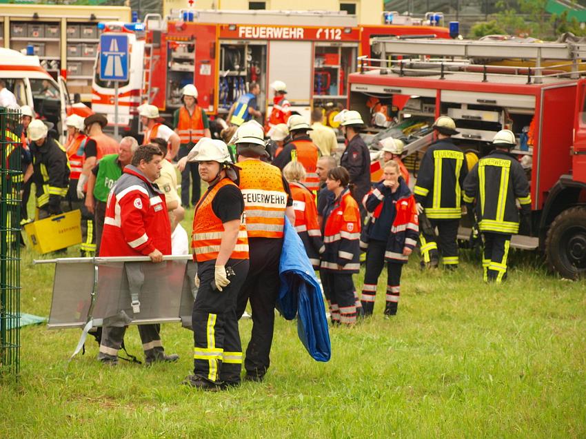 Schwerer Unfall mit Reisebus Lohmar Donrather Dreieck P217.JPG